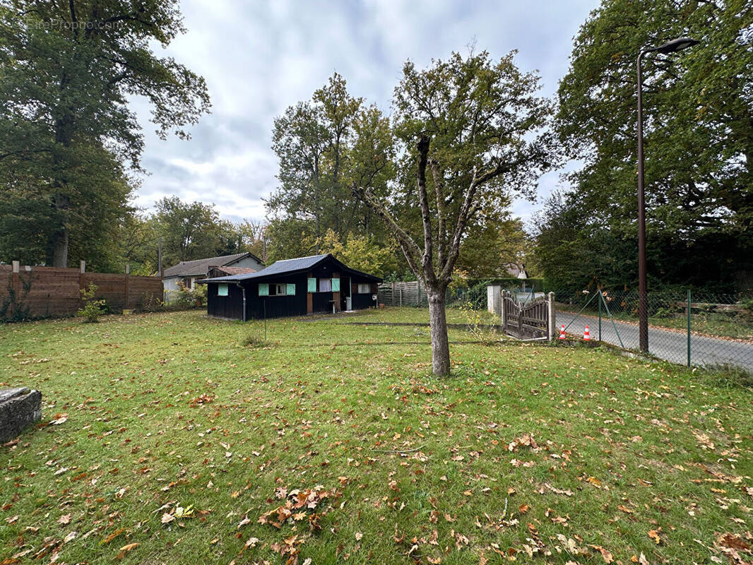 Terrain à NOISY-SUR-ECOLE