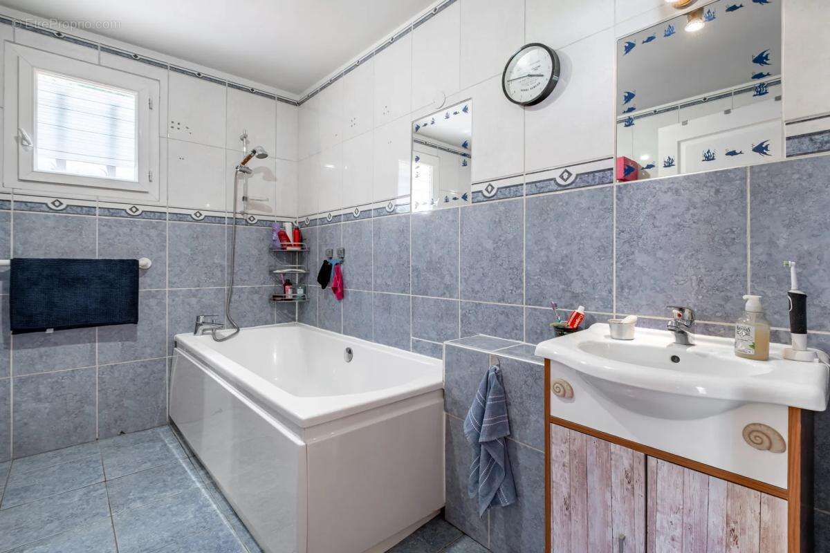 Maison de 6 pièces de 139 m² à Saint-Blaise - photo 10