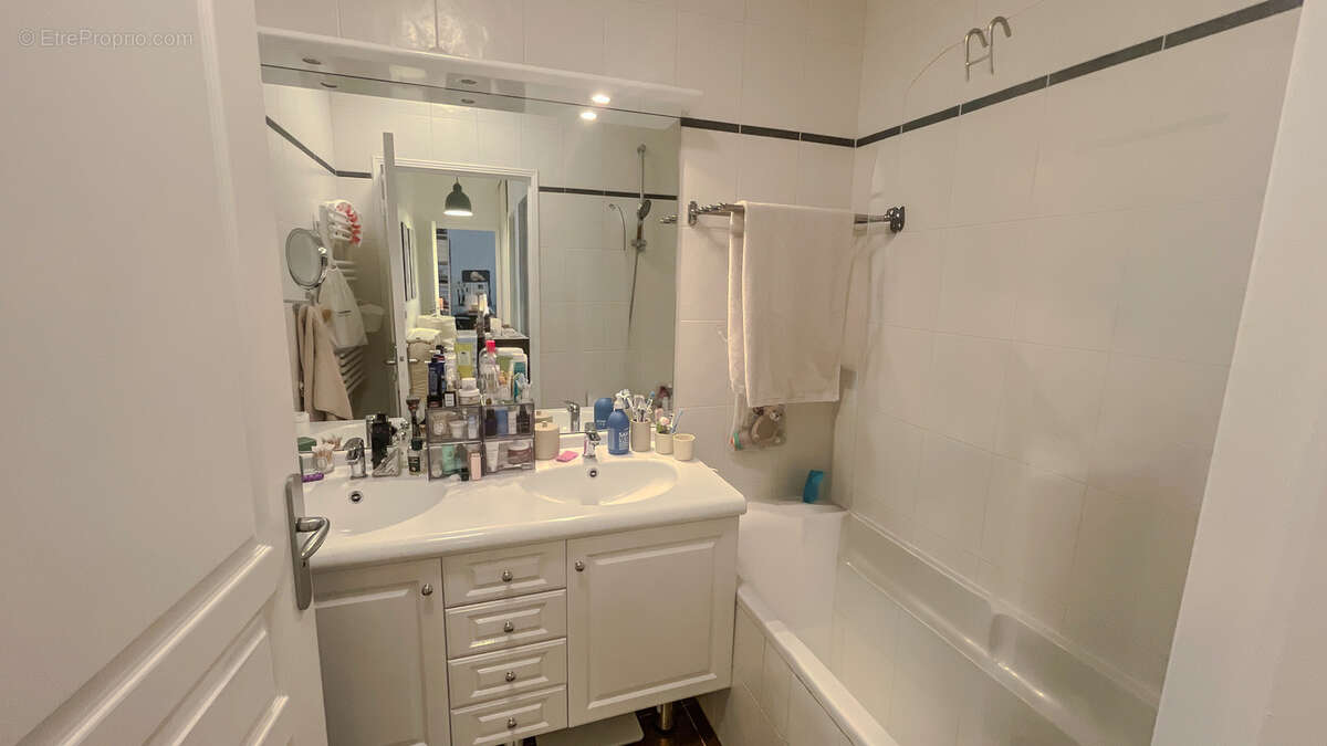 En vente pour petite famille à Garches (92) : appartement - photo 8