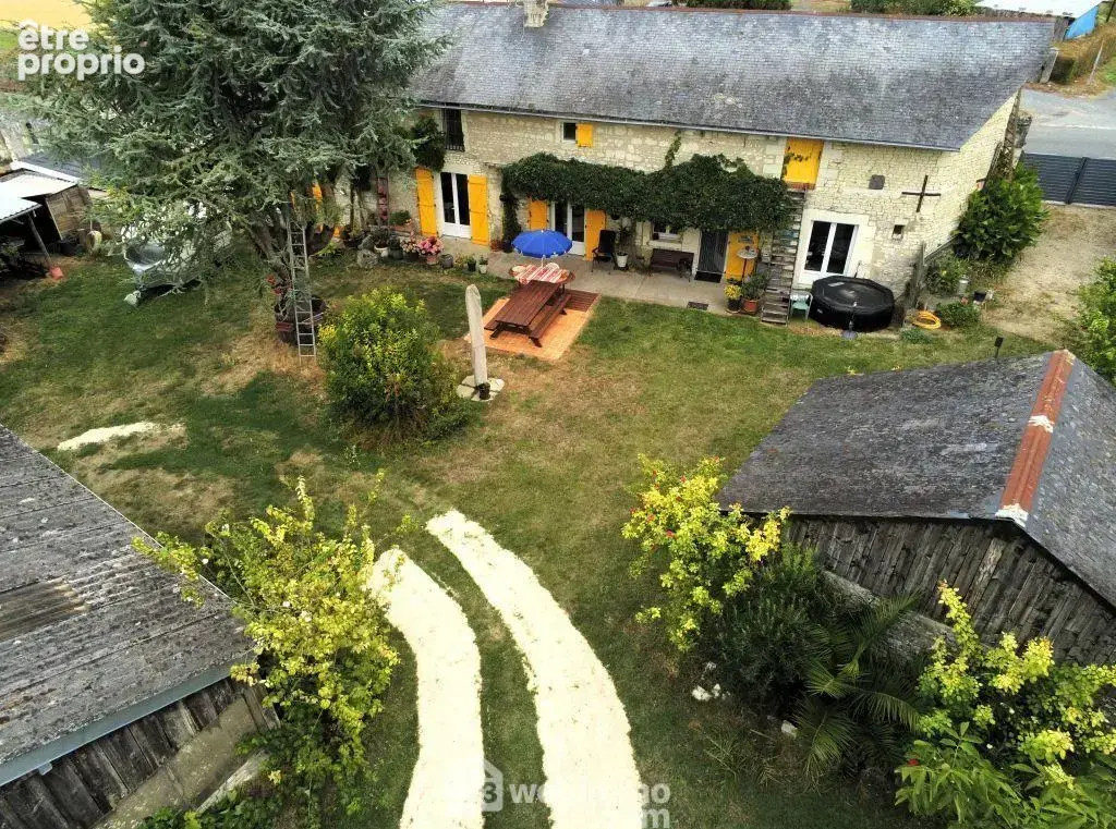 Proche de Monts-sur-Guesnes, dans un hameau,