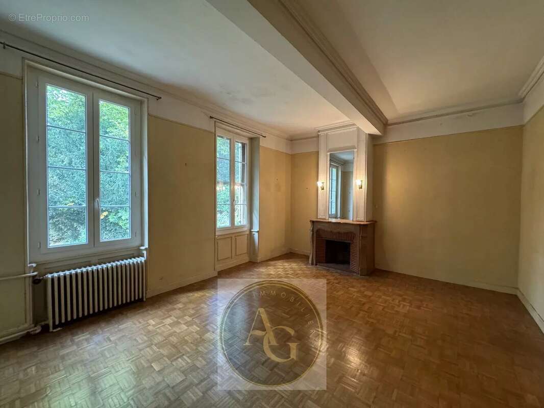 Maison à VILLENEUVE-LA-COMPTAL