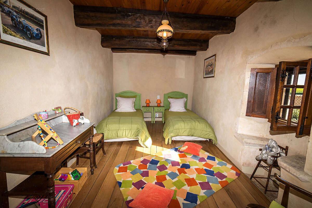 Maison à SAINT-PIERRE-D&#039;EXIDEUIL