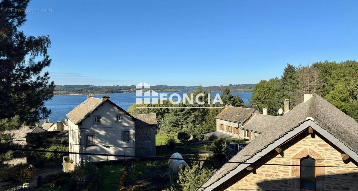 Maison à SALLES-CURAN