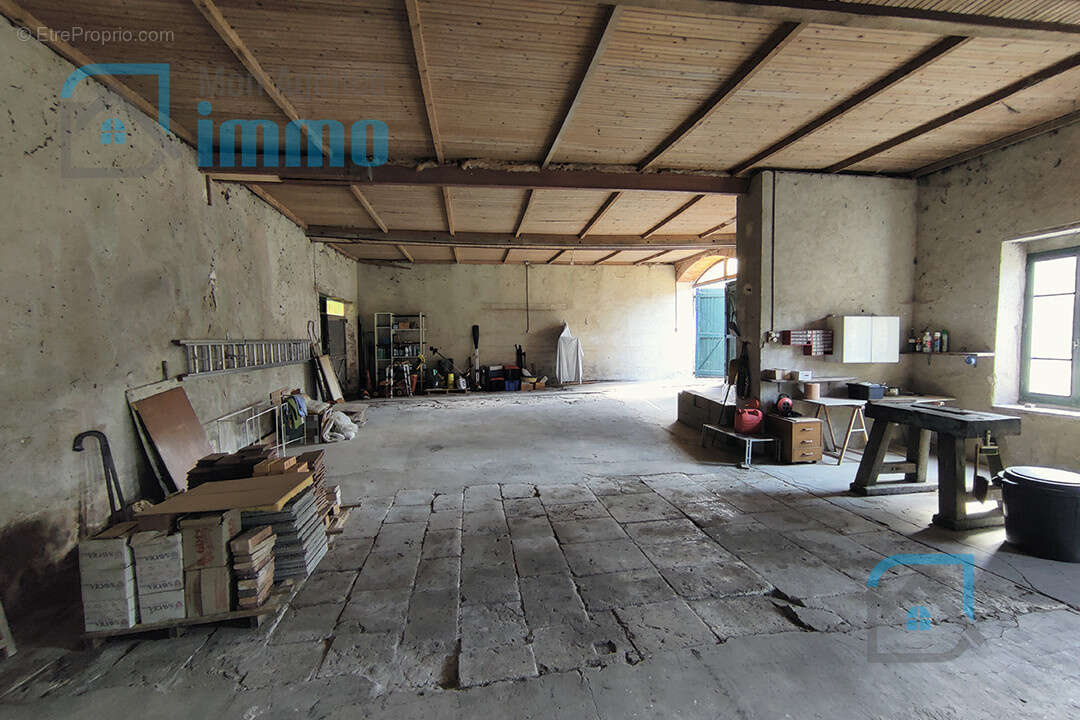 A Mehun-sur-Yèvre  - Maison en pierres 4 chambre + grande dépendance - Terrain en bordure de rivière - photo 12