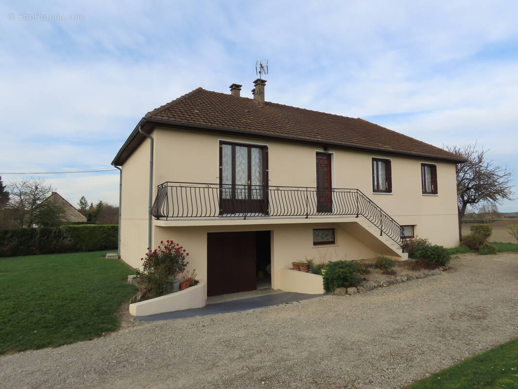 Maison à BELLENAVES