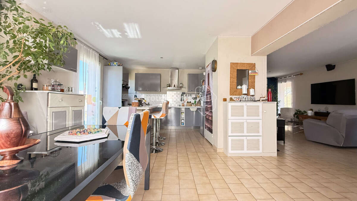 Exclusivité - Maison - Espace et potentiel - photo 8