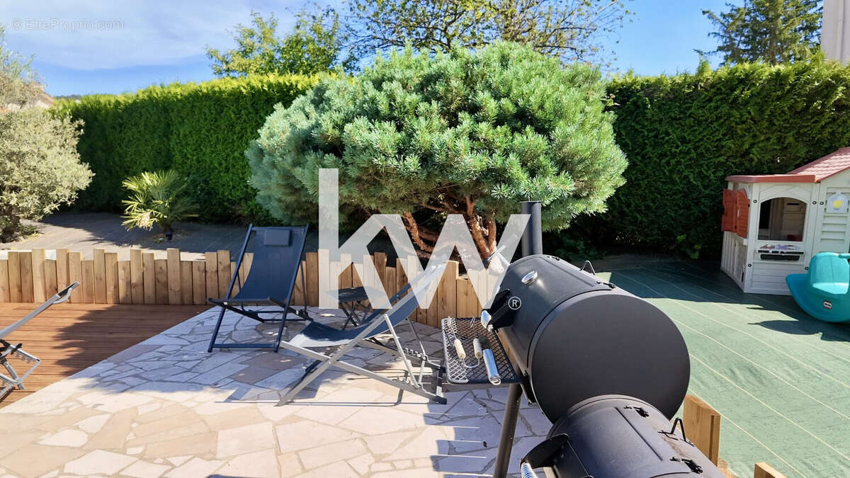 Maison 170 m² à Le Chambon-Feugerolles  - photo 3