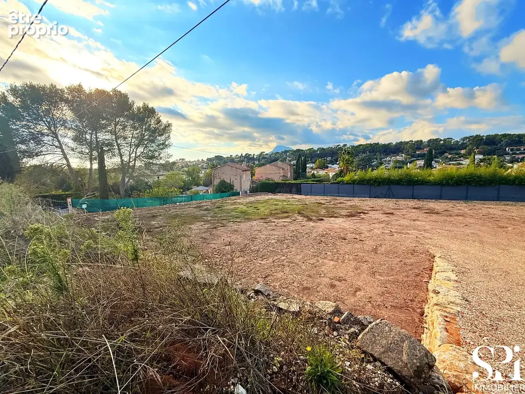 La crau   terrain constructible de 1 216 m2 au calme - photo 2