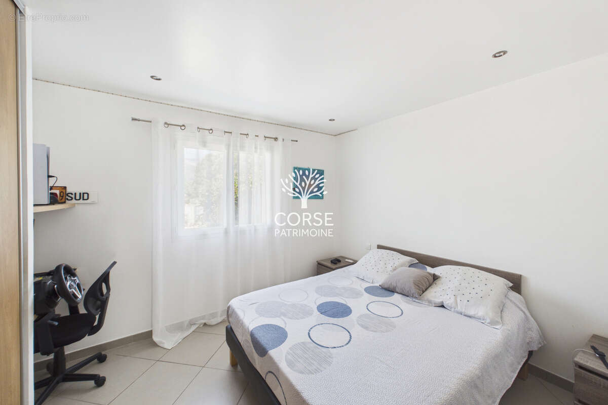 Maison avec piscine et dépendance - photo 24
