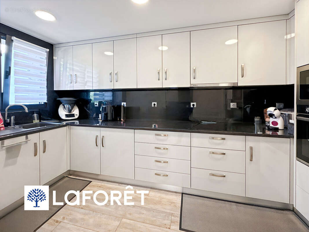 Maison à SAINTE-GENEVIEVE-DES-BOIS