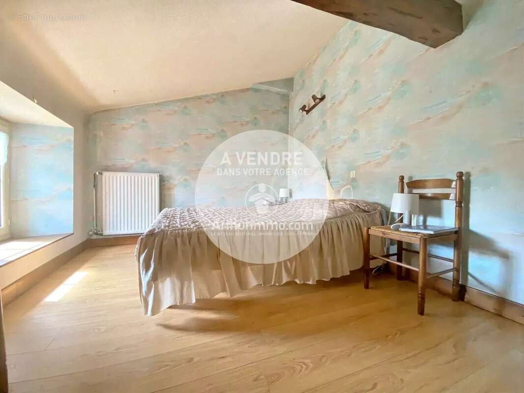 Proche centre, belle longere de 160 m² avec dependances - photo 10