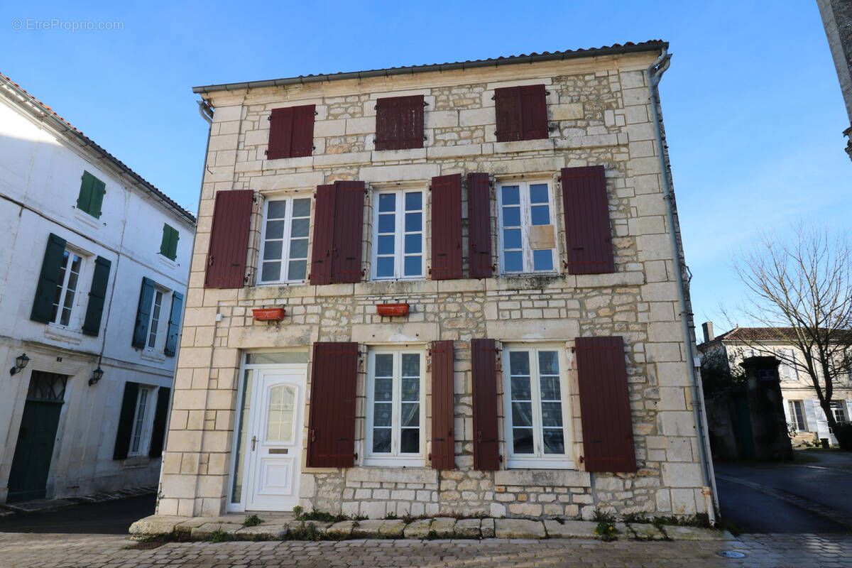 Maison à SAINT-PORCHAIRE