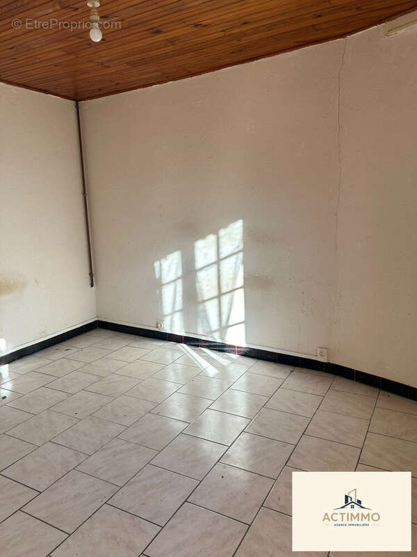 Maison à La Celle-Saint-Cyr  - photo 3