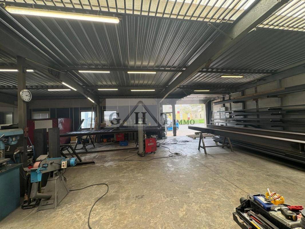 Commerce à VAUX-LE-PENIL