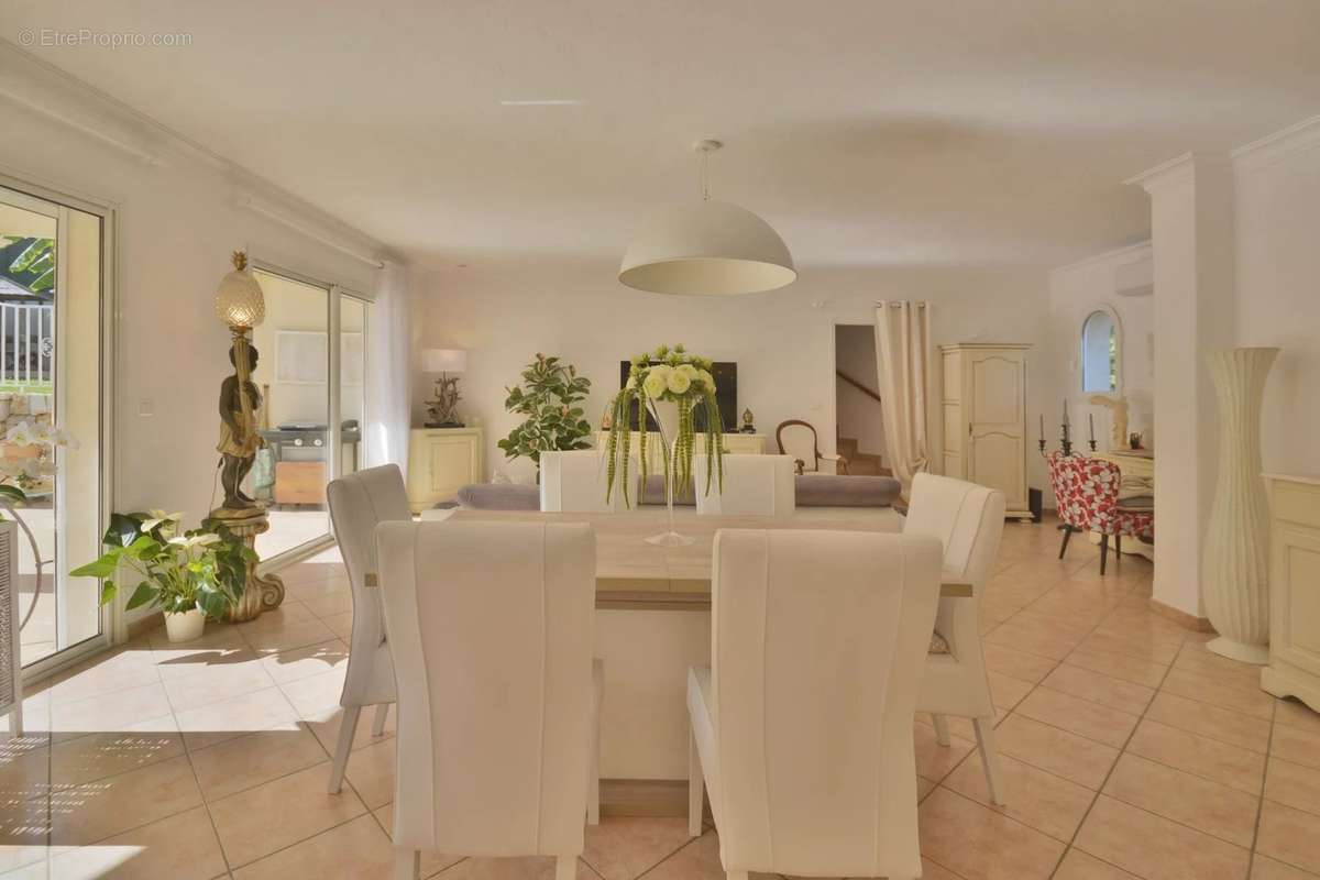 Maison à ROQUEFORT-LES-PINS