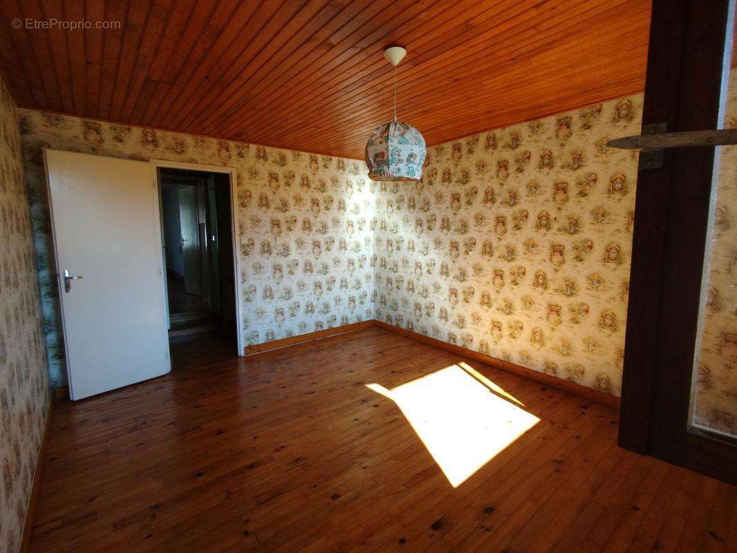 Maison avec dépendances et terrain - photo 10