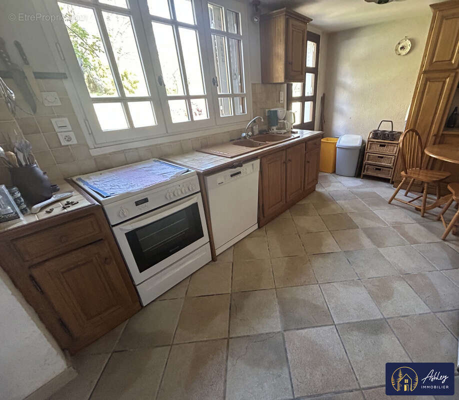 Rez-de-chaussée Cuisine  - Maison à LE MONTEIL