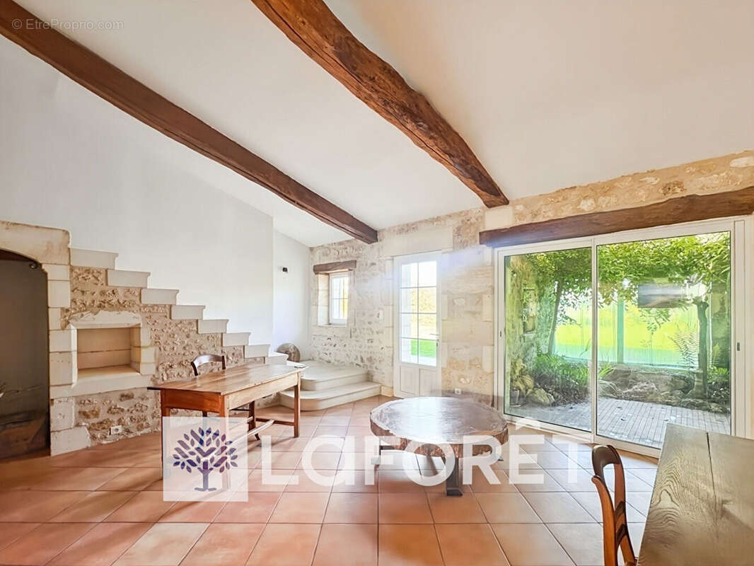 Maison à SAINT-GENIS-DE-SAINTONGE