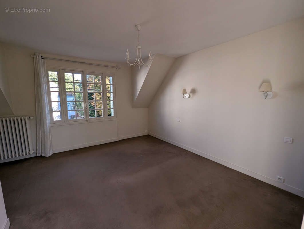 Maison à LA QUEUE-LES-YVELINES