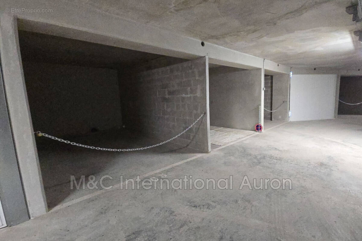 Parking à SAINT-ETIENNE-DE-TINEE