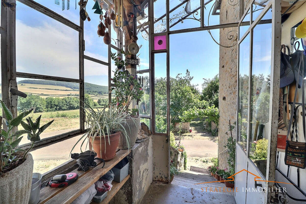 Village typique proche buxy, axe chalon sur saone -le creusot, à 15 mm de la gare tgv, à 5 mn de la voie rapide - photo 2