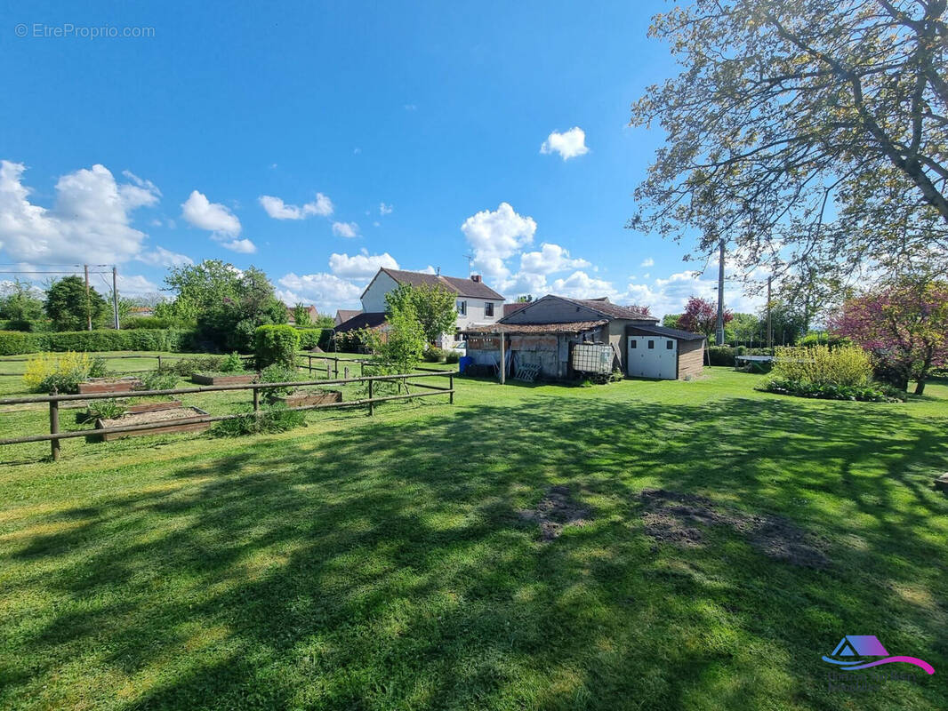 Jardin - Maison à VICQ-EXEMPLET