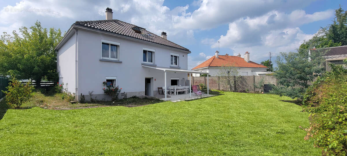 Maison à SAINTE-LUCE-SUR-LOIRE