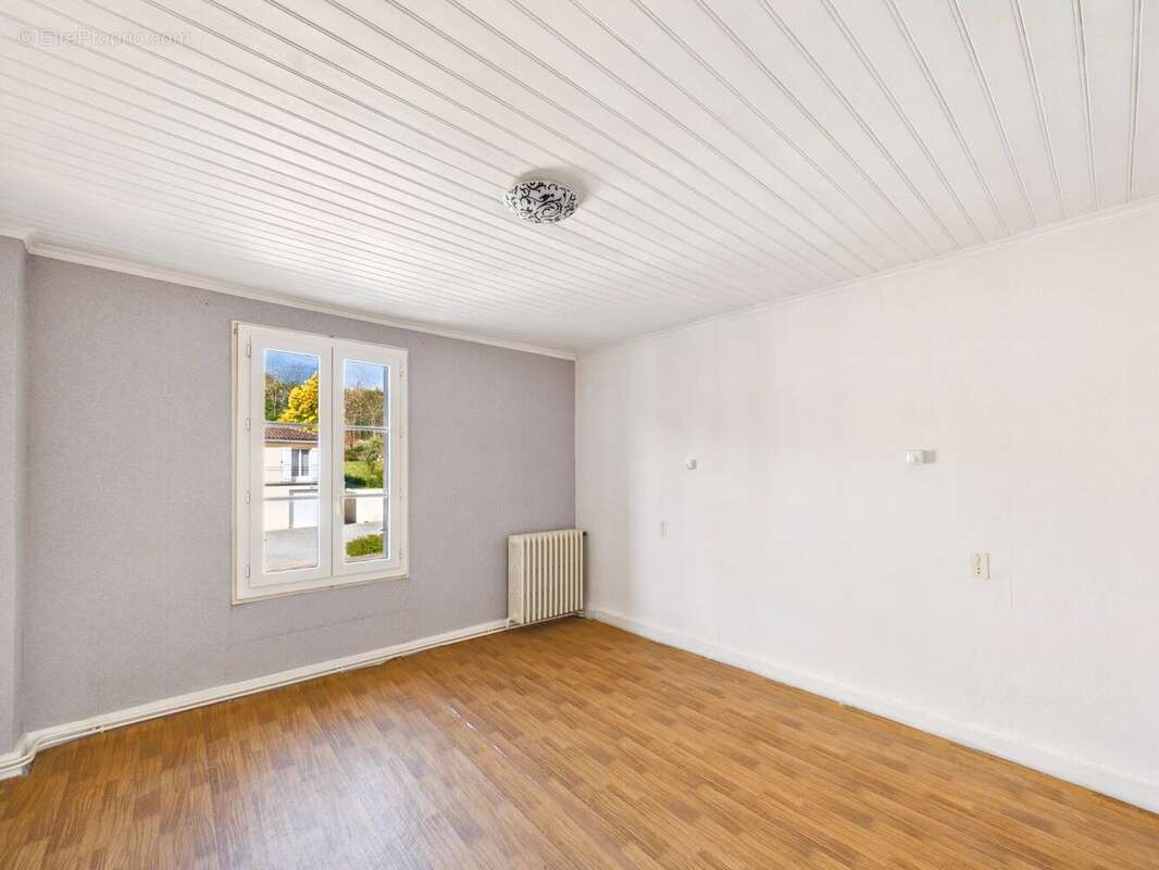 Maison à SAINT-SAUD-LACOUSSIERE