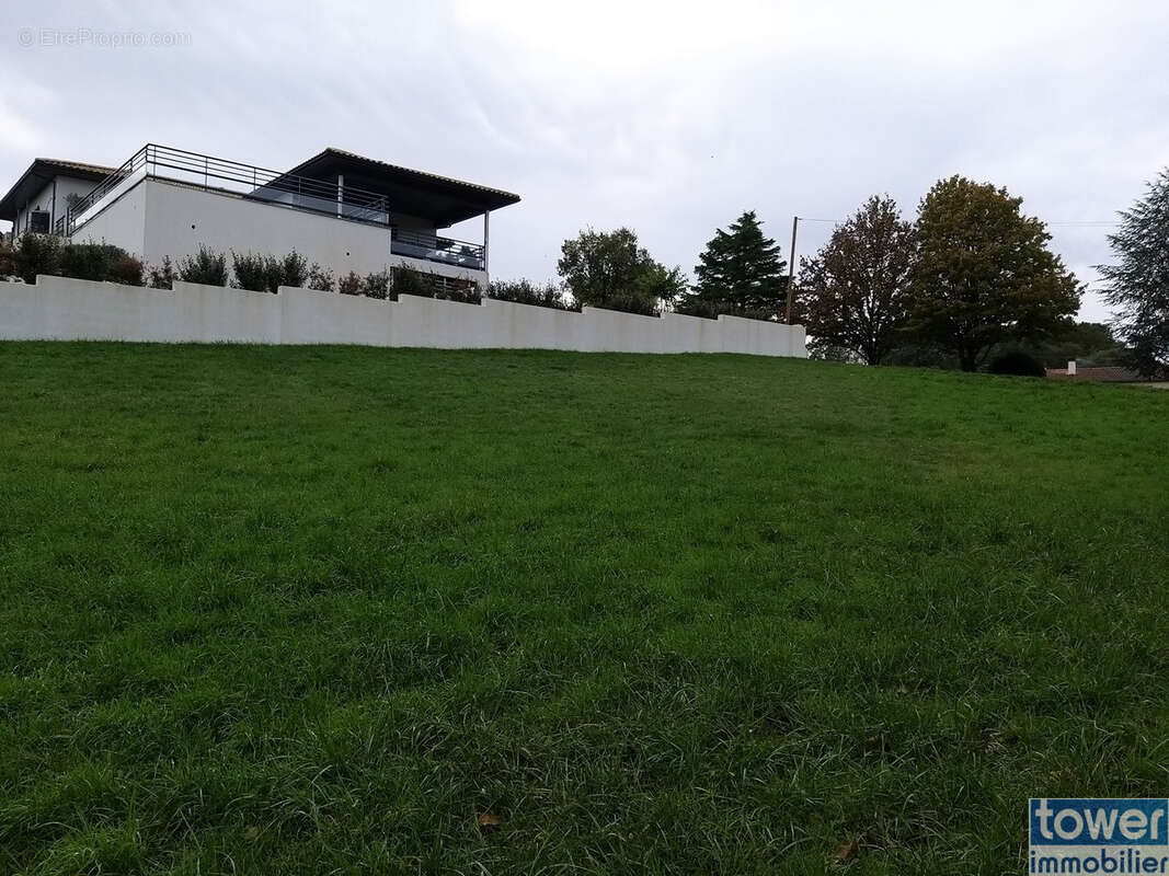 Terrain à GARAT