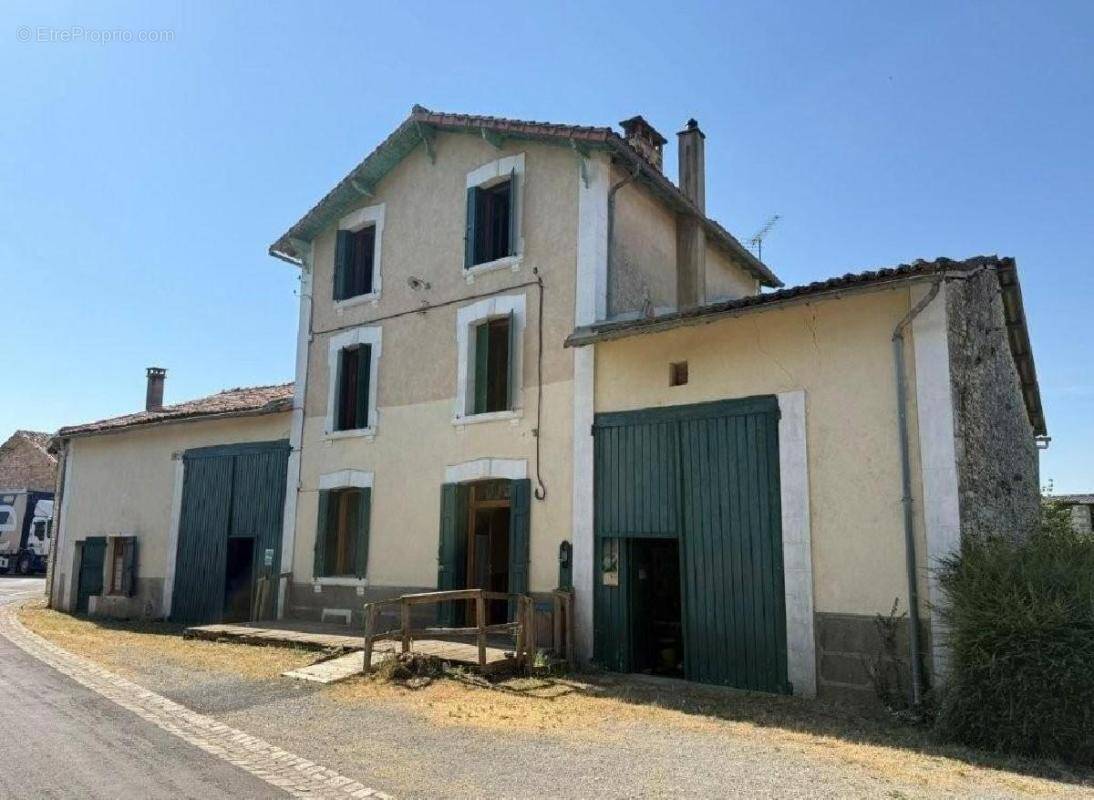 Maison à AUNAC
