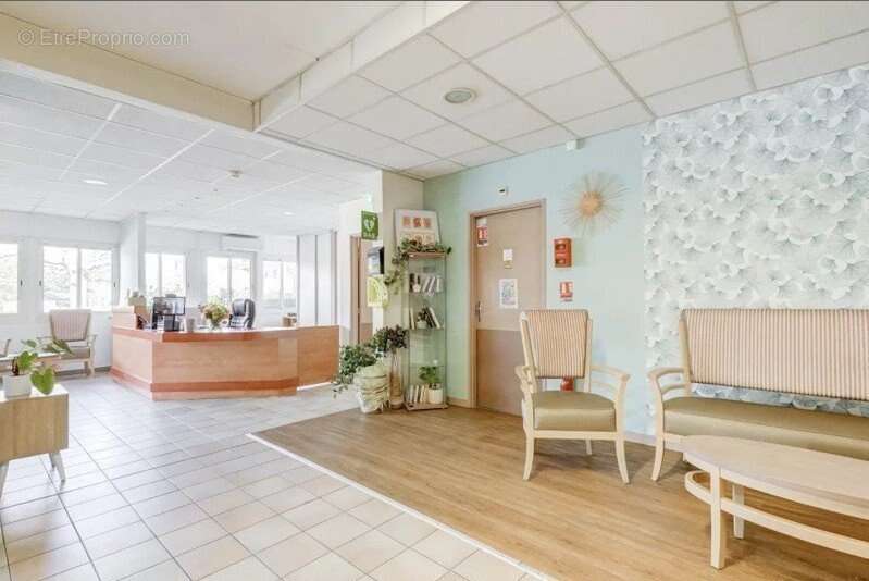 INVESTISSEMENT LOCATIF  Châteauneuf-les-Martigues  Résidence Ehpad Les Jardins de Valtrède - 6.03% de rentabilité - photo 11