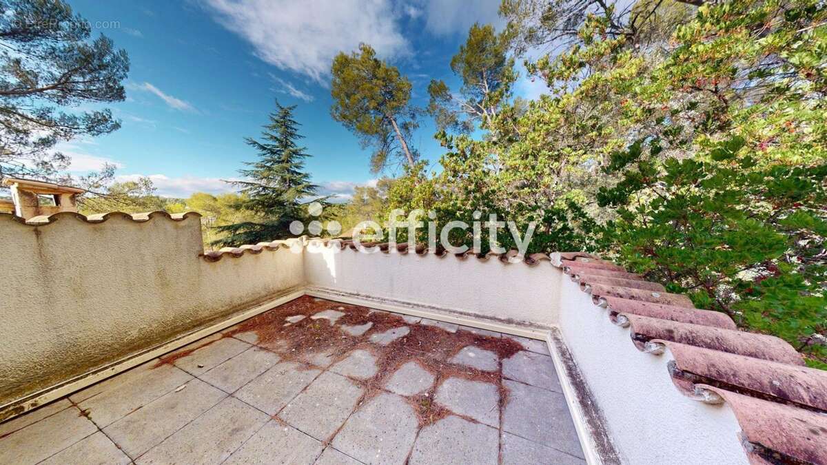 Maison à SAINT-CLEMENT-DE-RIVIERE