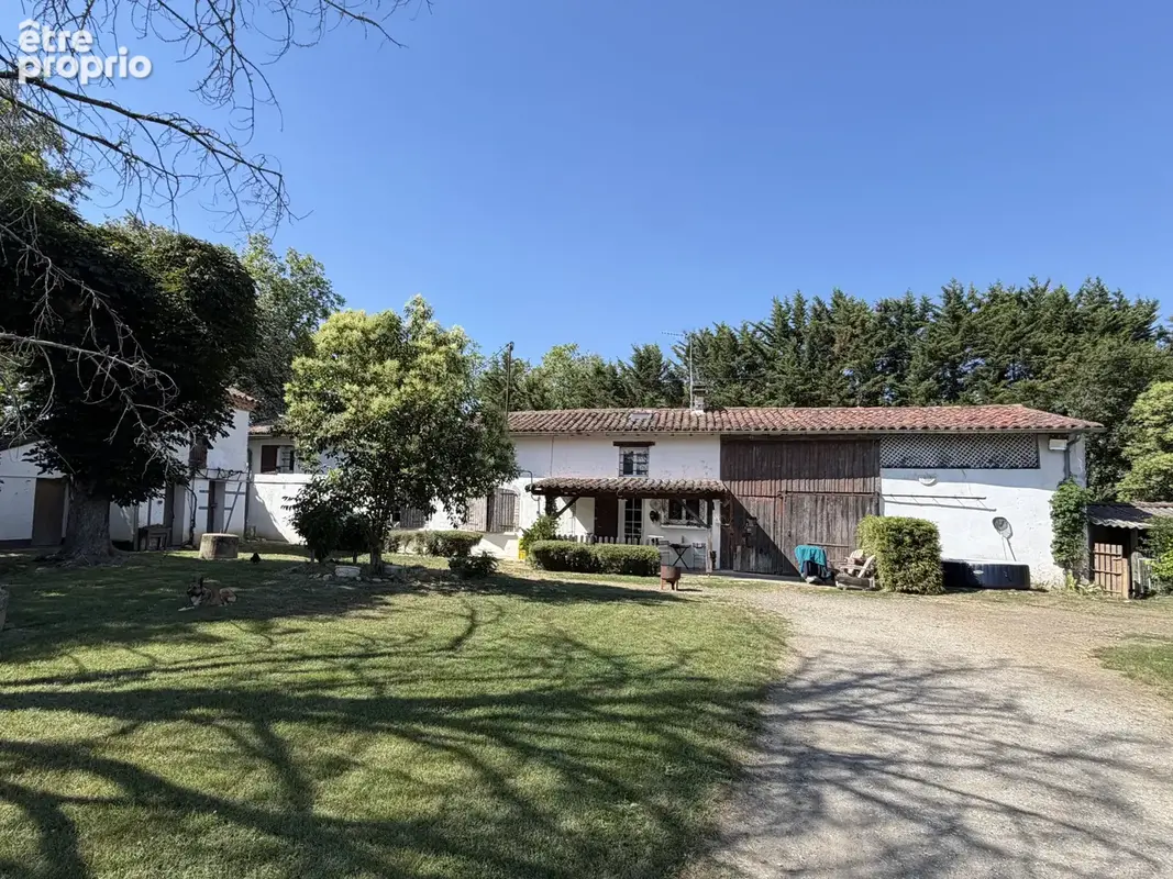 NOE - Corps de ferme 160 m2 et dépendances. - photo 1
