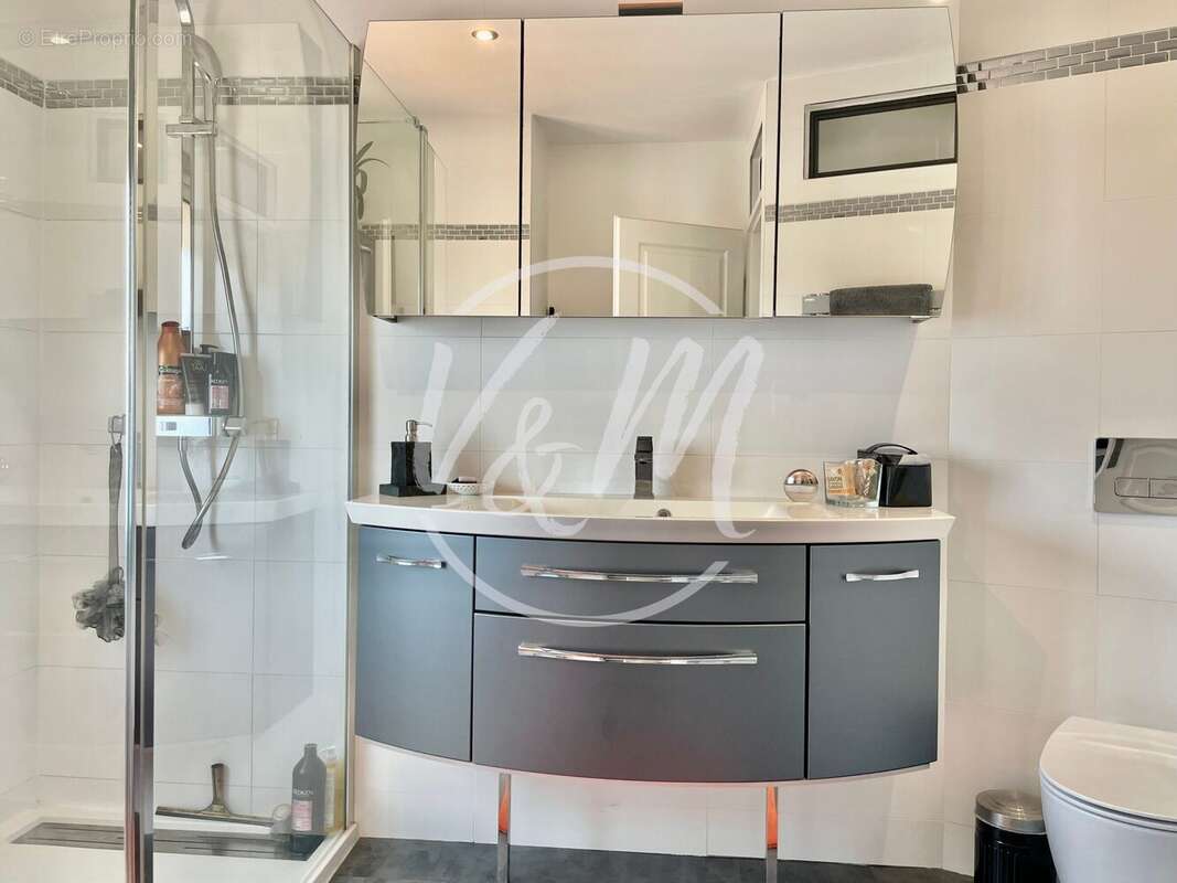 La salle de bain à l'étage - Maison à LANTON