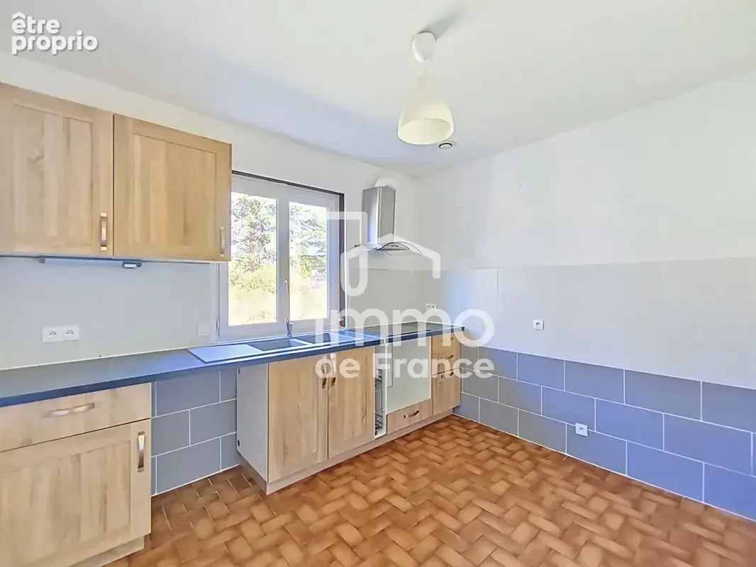 Maison de plain-pied 85 m² , 3 chambres , Terrain de 572 m²  à Saint-Maurice-de-Gourdans - photo 3