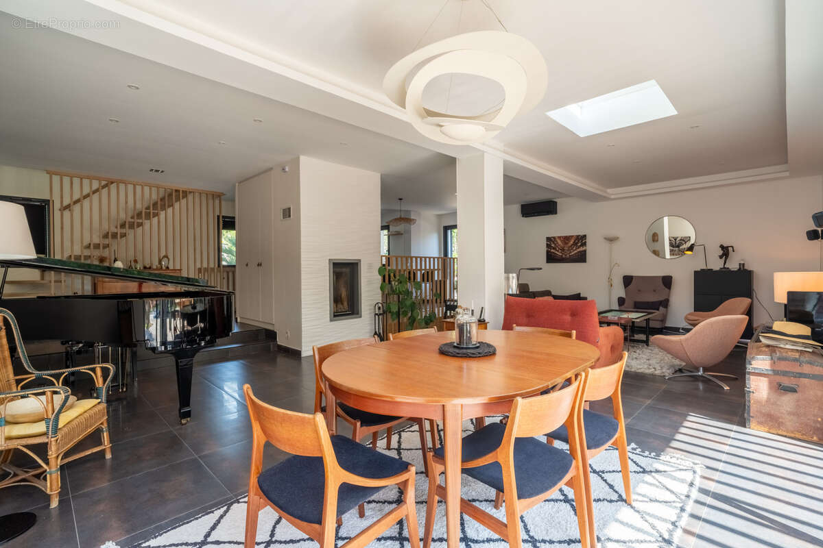 Villa d'architecte : élégance contemporaine et prestations de qualité au cœur d'une résidence privée - photo 4