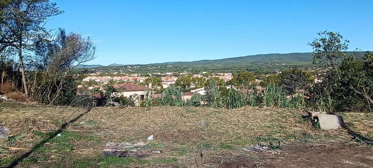 Terrain à SAINT-CYR-SUR-MER
