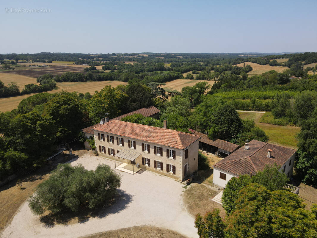 Maison à VIC-FEZENSAC