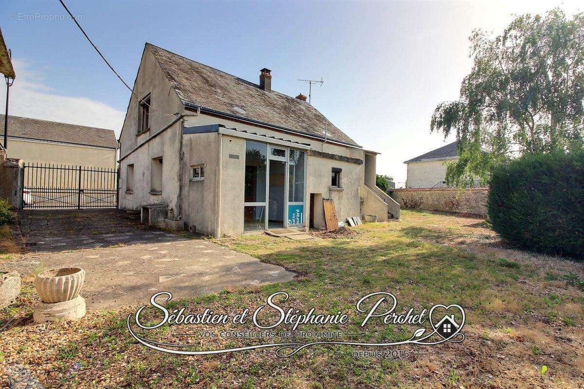 EXCLUSIVITÉ - Maison à rénover 3 chambres avec dépendances sur terrain d'environ 1042 m2 - photo 2