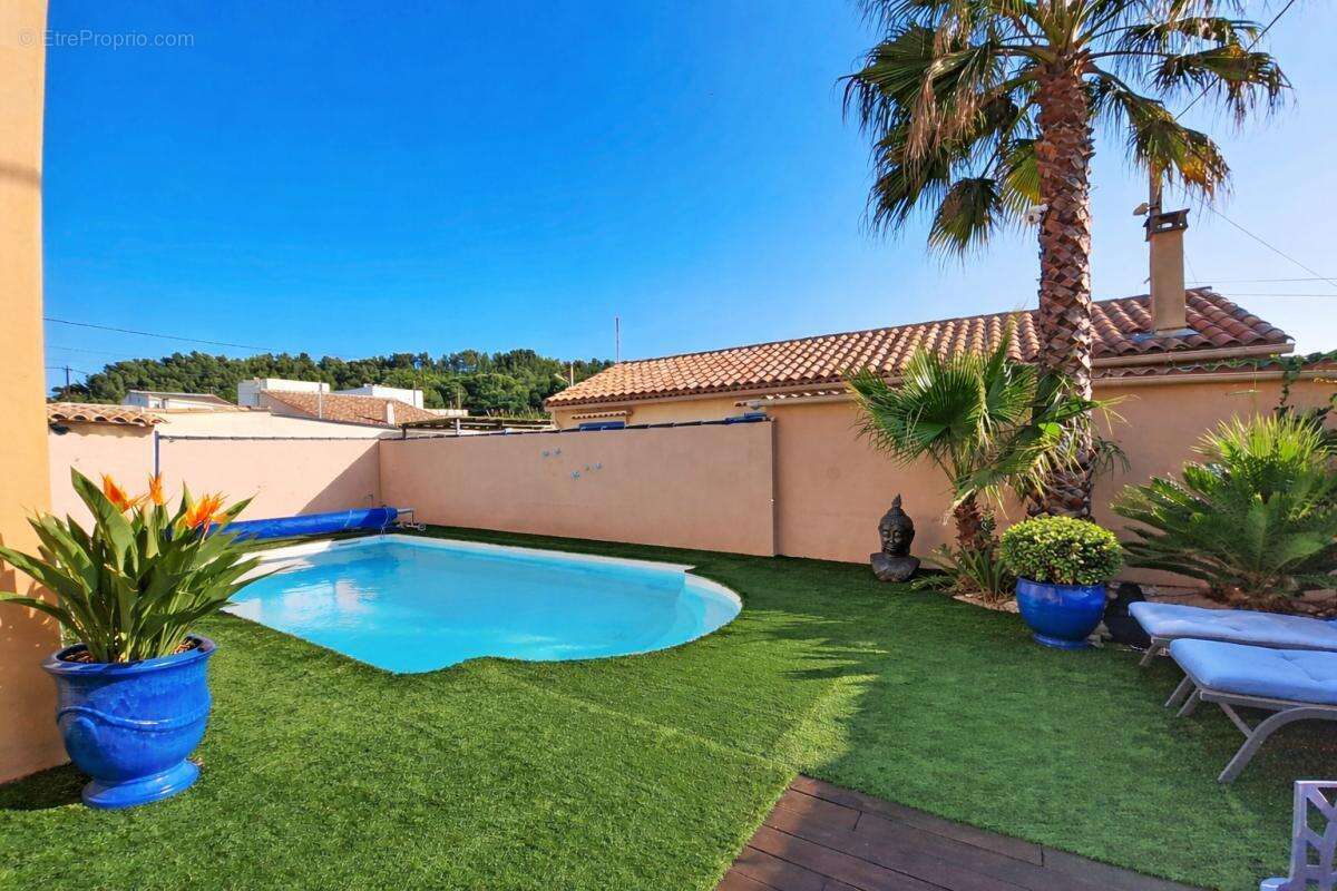 Maison à SAINT-MITRE-LES-REMPARTS