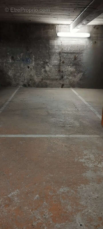 10.58m² environ 1.80m de hauteur - Parking à PARIS-14E