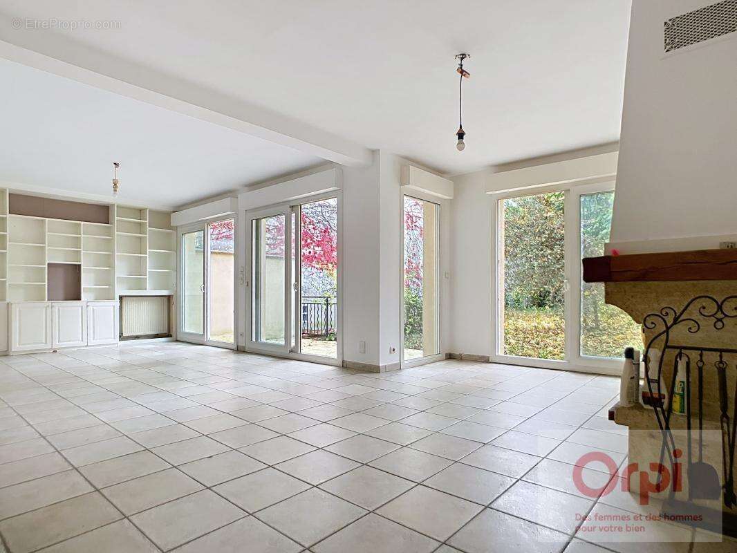 Maison à ISSY-LES-MOULINEAUX