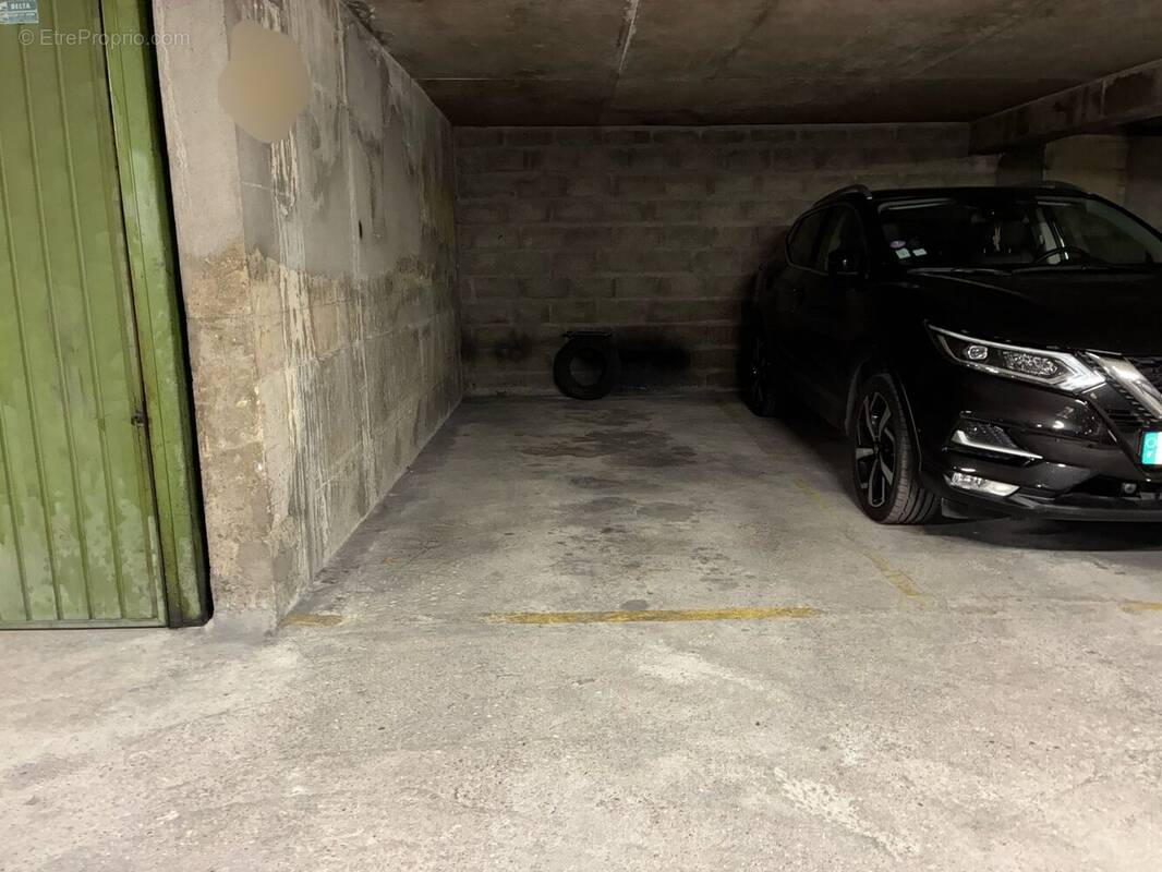 Parking à PARIS-18E