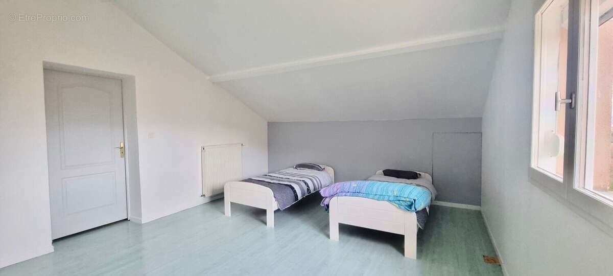 MUR-SUR-ALLIER / Maison à vendre avec 4 chambres, piscine et  grand garage ! - photo 9
