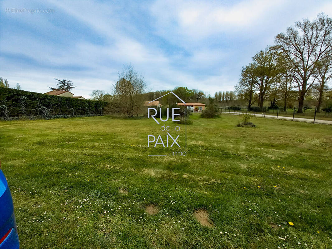 Terrain à COLOMBIERS