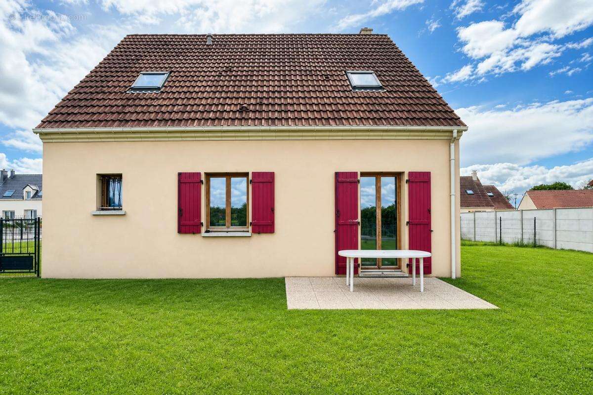 Maison à CREVECOEUR-LE-GRAND