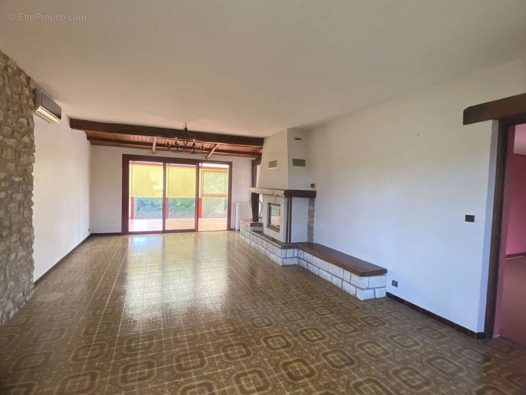 Maison à SAINT-YZAN-DE-SOUDIAC