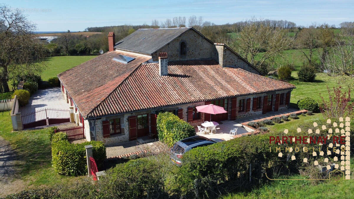 Maison 257 m² à Gourge  - photo 2