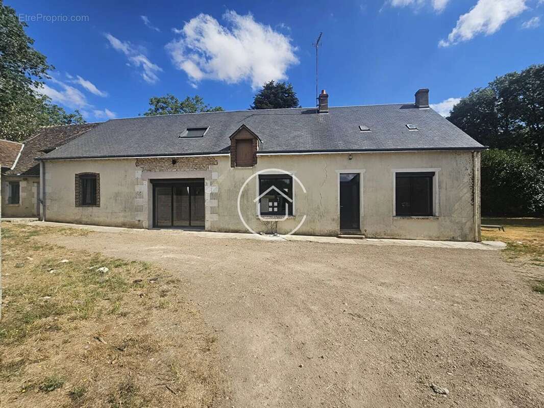 Ancienne propriété rénovée avec dépendances et vaste terrain - photo 2