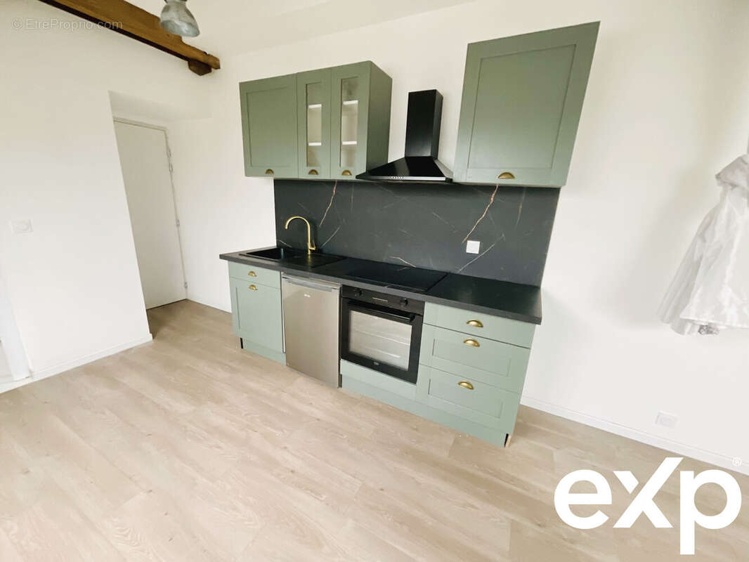 pièce de vie avec cuisine équipée  - Appartement à TROYES